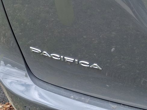 Used 2025 Chrysler Pacifica Pinnacle AWD/4WD image 4
