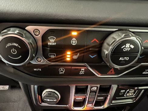 Used 2025 Jeep Wrangler Unlimited Sahara image 38