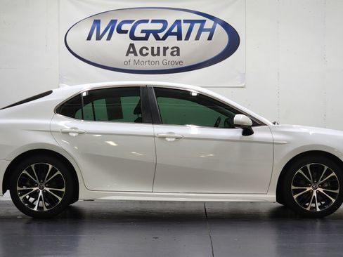 Used 2019 Toyota Camry SE FWD image 3