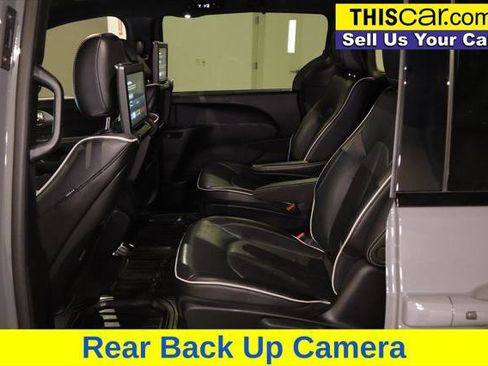 Used 2022 Chrysler Pacifica Limited w/ Uconnect Theater Family Group image 26