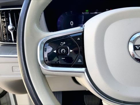 Used 2023 Volvo XC60 B5 Plus image 22