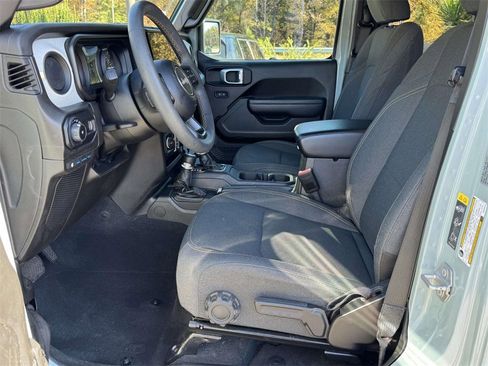 Used 2024 Jeep Wrangler Unlimited image 20