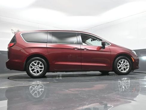 Used 2023 Chrysler Pacifica Touring-L FWD image 55