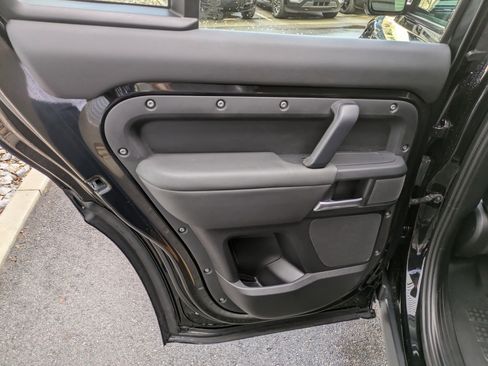 Used 2025 Land Rover Defender 110 S image 31