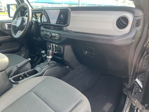 Used 2025 Jeep Wrangler Unlimited Sahara AWD/4WD image 36