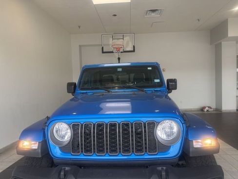 Used 2025 Jeep Gladiator Sport AWD/4WD image 4