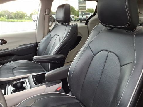 Certified 2023 Chrysler Pacifica Limited FWD image 10
