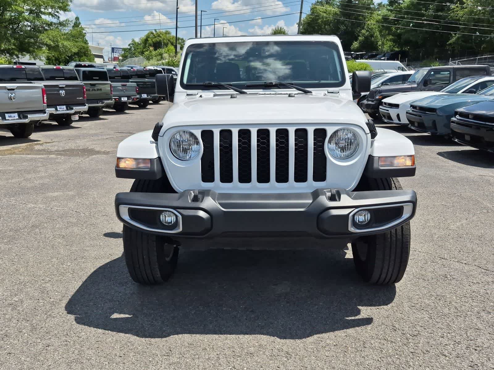 Used 2023 Jeep Gladiator Sport AWD/4WD image 3