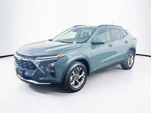 Used 2025 Chevrolet Trax LT image 3