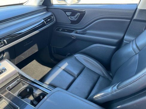 Certified 2025 Lincoln Aviator Premiere AWD image 11