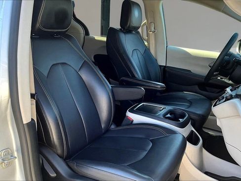 Used 2023 Chrysler Pacifica Touring-L FWD image 30
