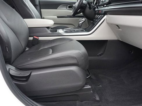 Used 2024 Kia Carnival LX FWD image 24