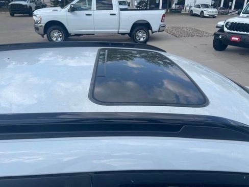 Used 2025 Chevrolet Trax RS w/ Sunroof Package FWD image 6