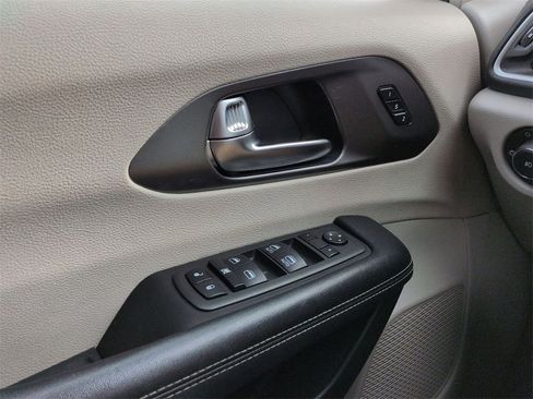 Used 2023 Chrysler Pacifica Touring-L image 27