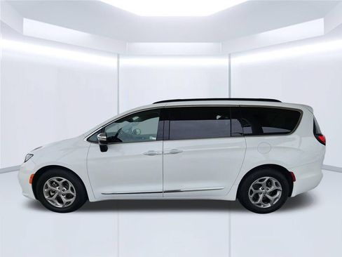 Used 2023 Chrysler Pacifica Limited FWD image 11