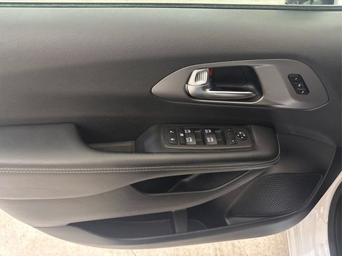 Used 2025 Chrysler Pacifica Select FWD image 31