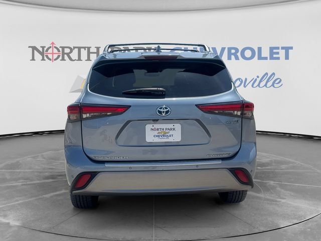 Used 2022 Toyota Highlander Platinum FWD image 4