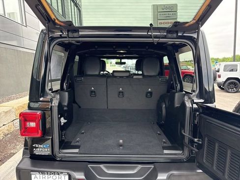 Used 2023 Jeep Wrangler Unlimited Sahara w/ Cold Weather Group AWD/4WD image 9