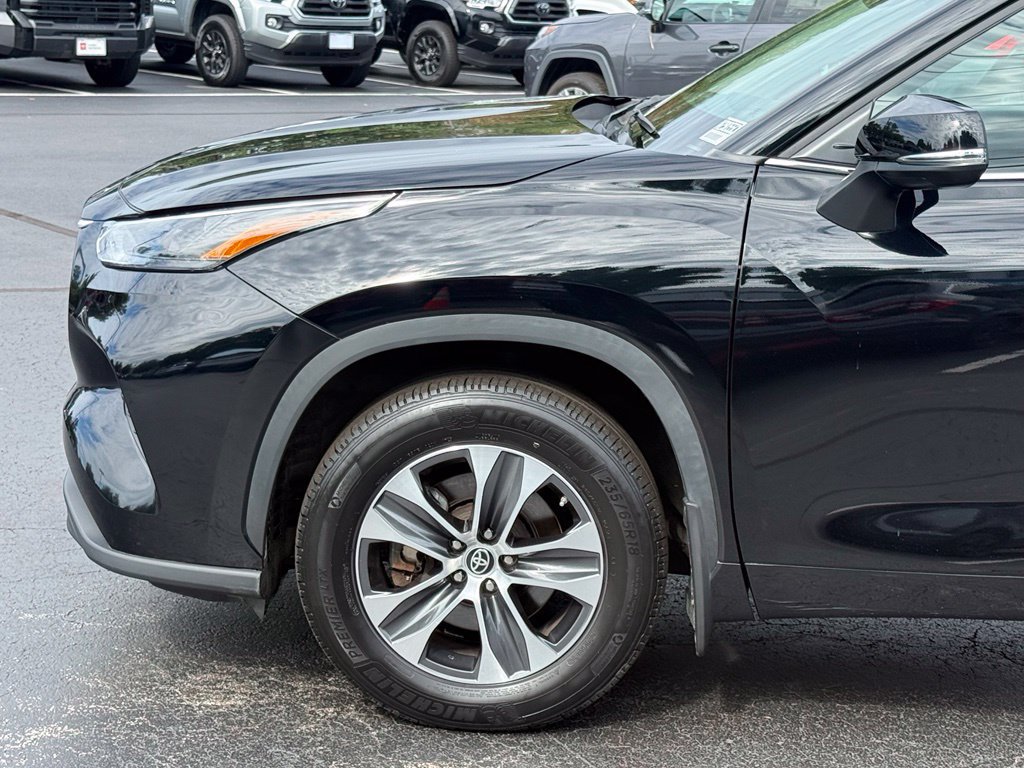 Used 2023 Toyota Highlander XLE AWD/4WD image 2
