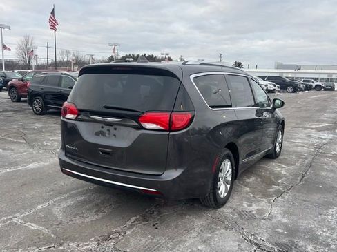 Used 2018 Chrysler Pacifica Touring-L Plus FWD image 5