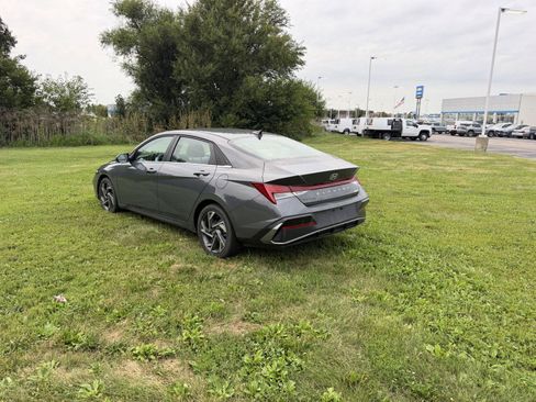 Used 2025 Hyundai Elantra Limited FWD image 4