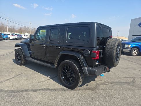 Used 2022 Jeep Wrangler Unlimited Sahara w/ Cold Weather Group AWD/4WD image 9