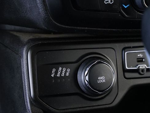 Used 2018 Jeep Renegade Latitude w/ UConnect 8.4 Nav Group image 19