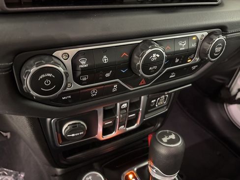 Used 2025 Jeep Wrangler Unlimited Sahara AWD/4WD image 33