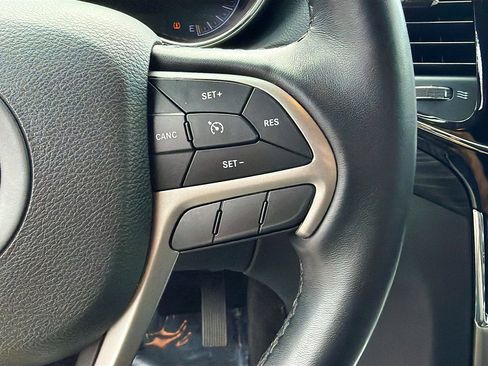 Used 2022 Jeep Grand Cherokee Laredo X image 37