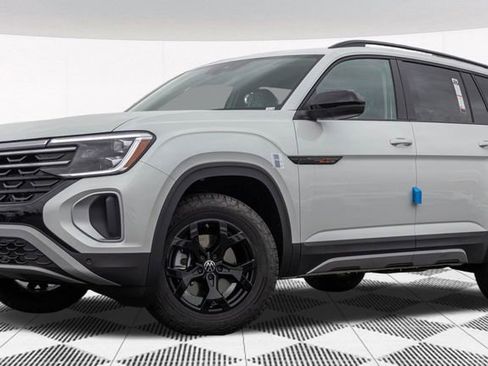 New 2026 Volkswagen Atlas Peak Edition image 2
