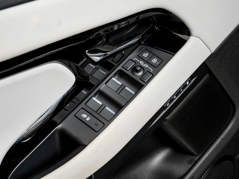 Used 2024 Land Rover Range Rover Evoque Dynamic SE image 46