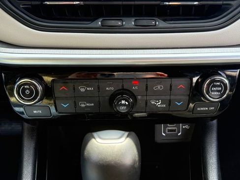 Used 2025 Jeep Compass Limited AWD/4WD image 19