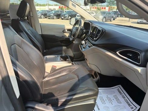 Used 2022 Chrysler Pacifica Touring-L FWD image 18