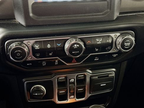 Used 2022 Jeep Wrangler Unlimited Sport image 17