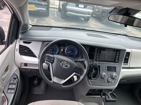 Used 2020 Toyota Sienna L image 26