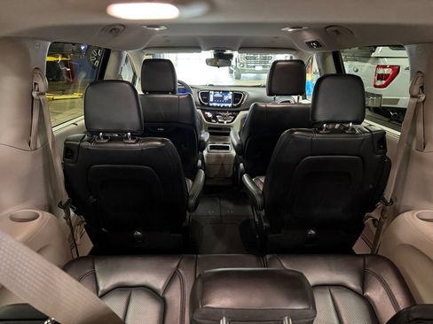 Used 2023 Chrysler Pacifica Touring-L FWD image 27