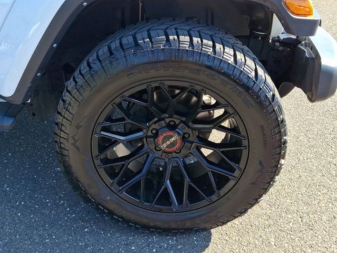 Used 2022 Jeep Wrangler Unlimited Sahara w/ Cold Weather Group AWD/4WD image 9