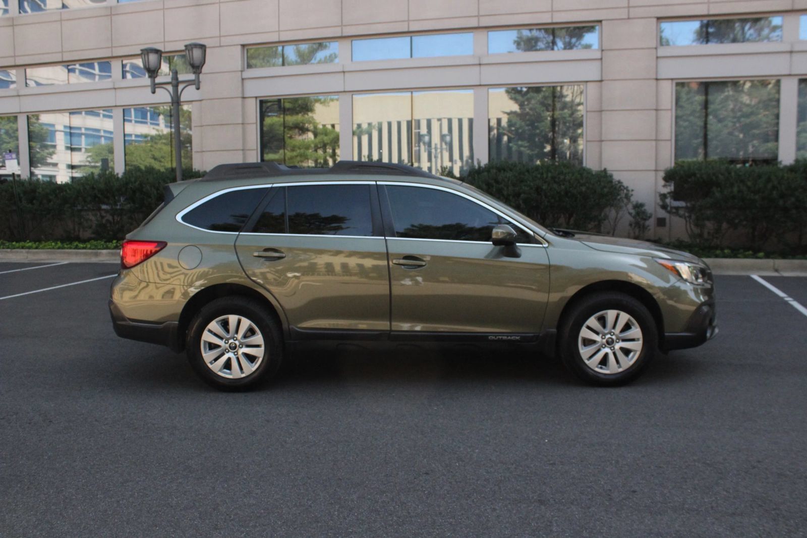 Used 2019 Subaru Outback 2.5i Premium AWD/4WD image 6