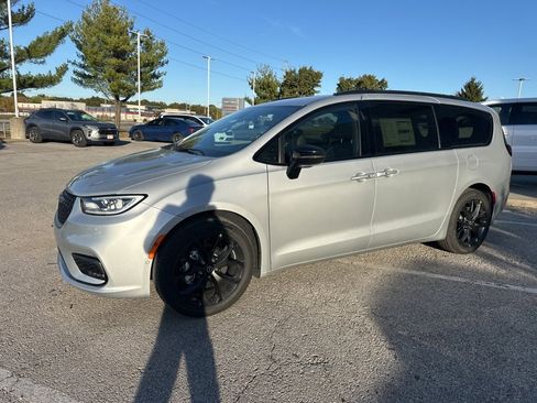 New 2026 Chrysler Pacifica Select image 15