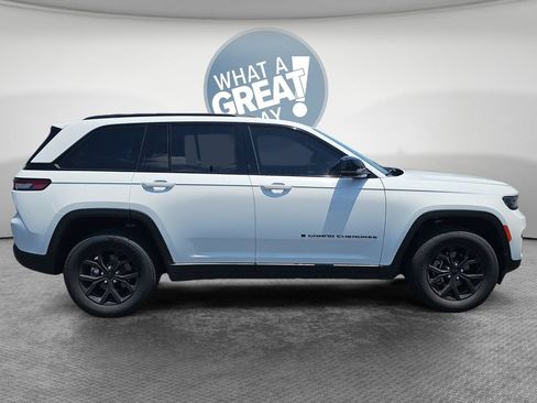 Used 2024 Jeep Grand Cherokee Altitude AWD/4WD image 2