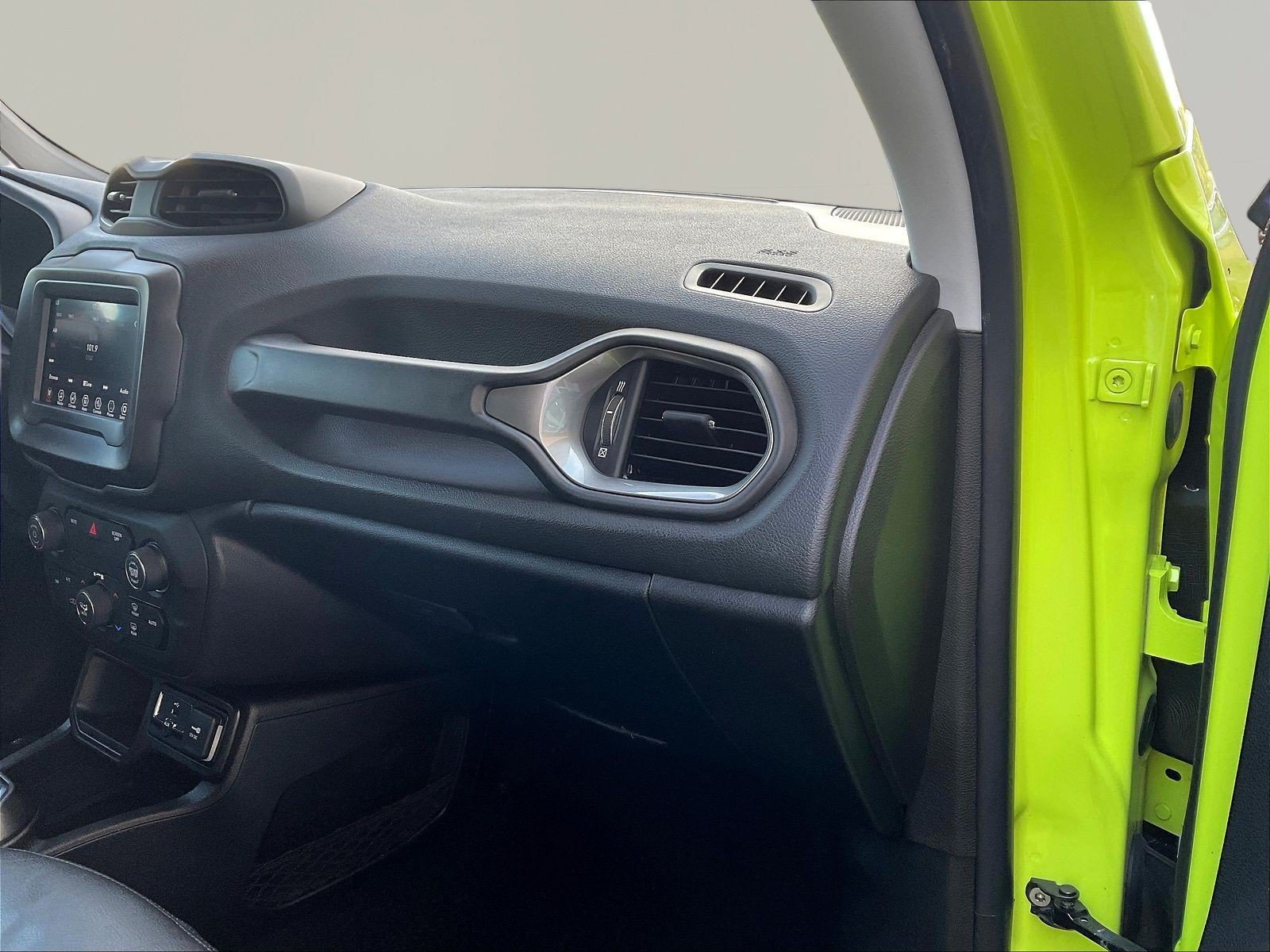 Used 2018 Jeep Renegade Limited FWD image 26