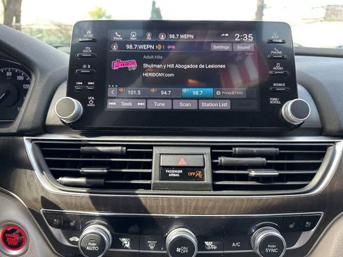 Used 2018 Honda Accord Touring image 31