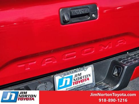 Used 2018 Toyota Tacoma TRD Sport image 12