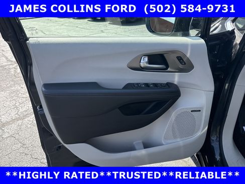 Used 2018 Chrysler Pacifica Limited FWD image 21