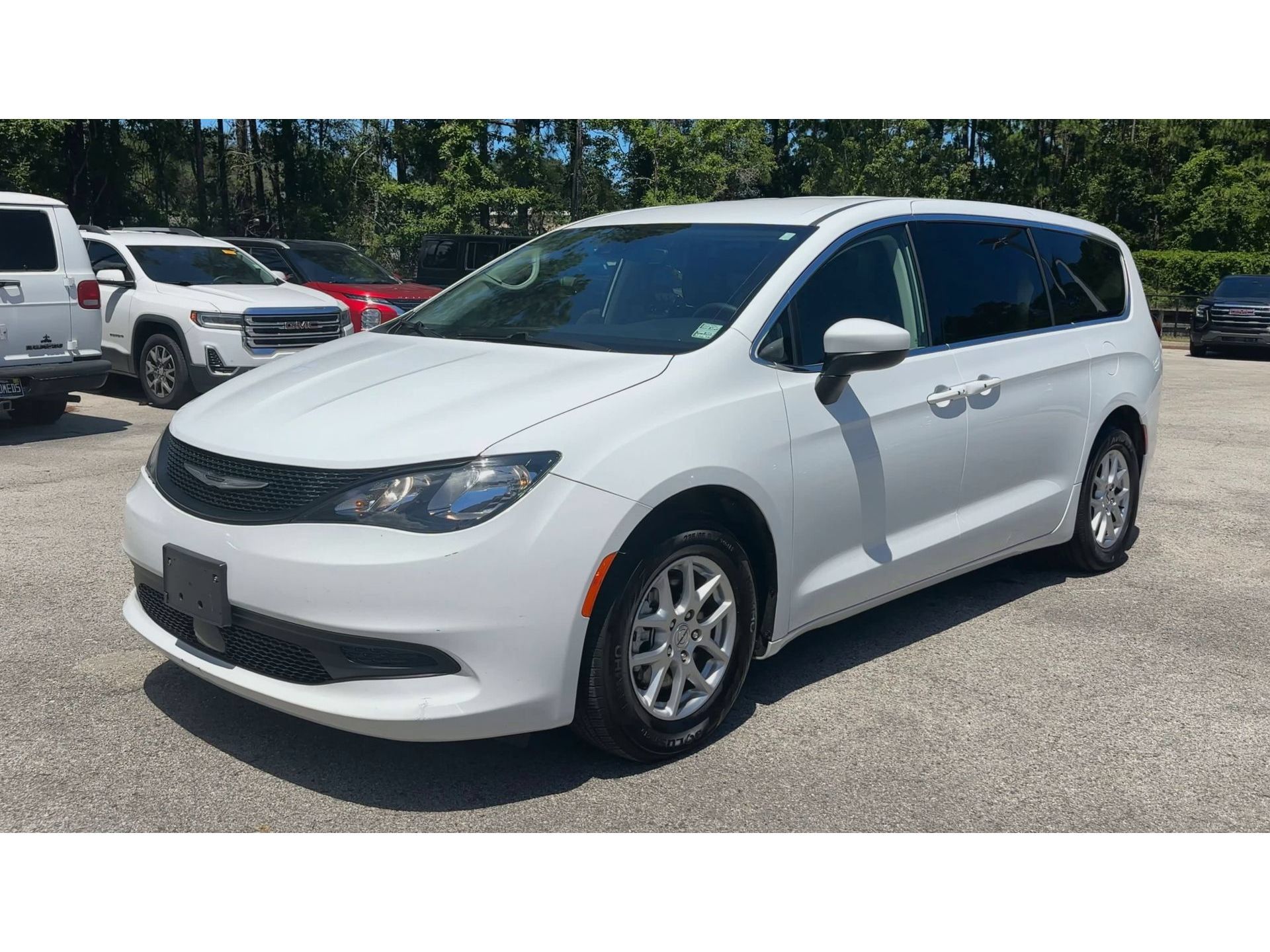 Used 2023 Chrysler Voyager LX FWD image 4