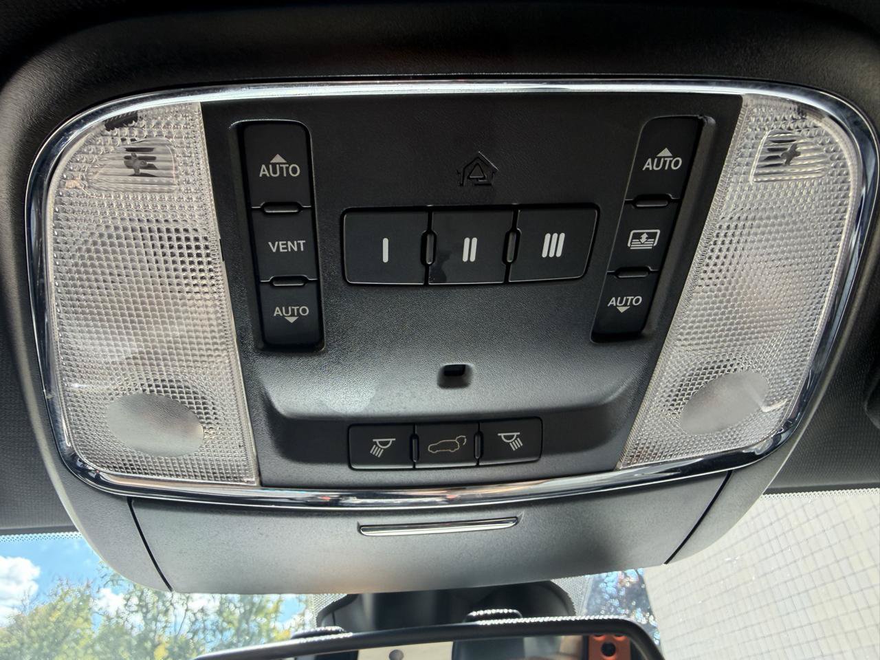 Used 2014 Jeep Grand Cherokee Overland w/ Advanced Technology Group AWD/4WD image 27