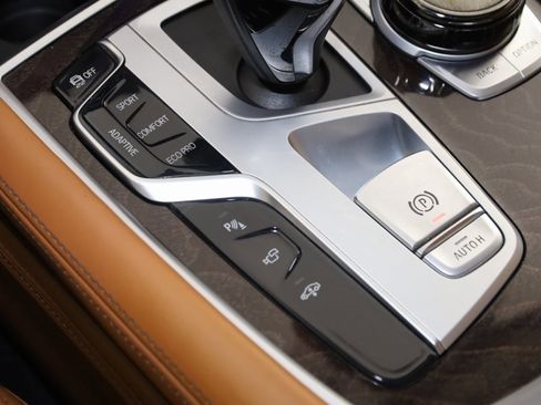 Used 2022 BMW 750i xDrive w/ Luxury Rear Seating Package image 37