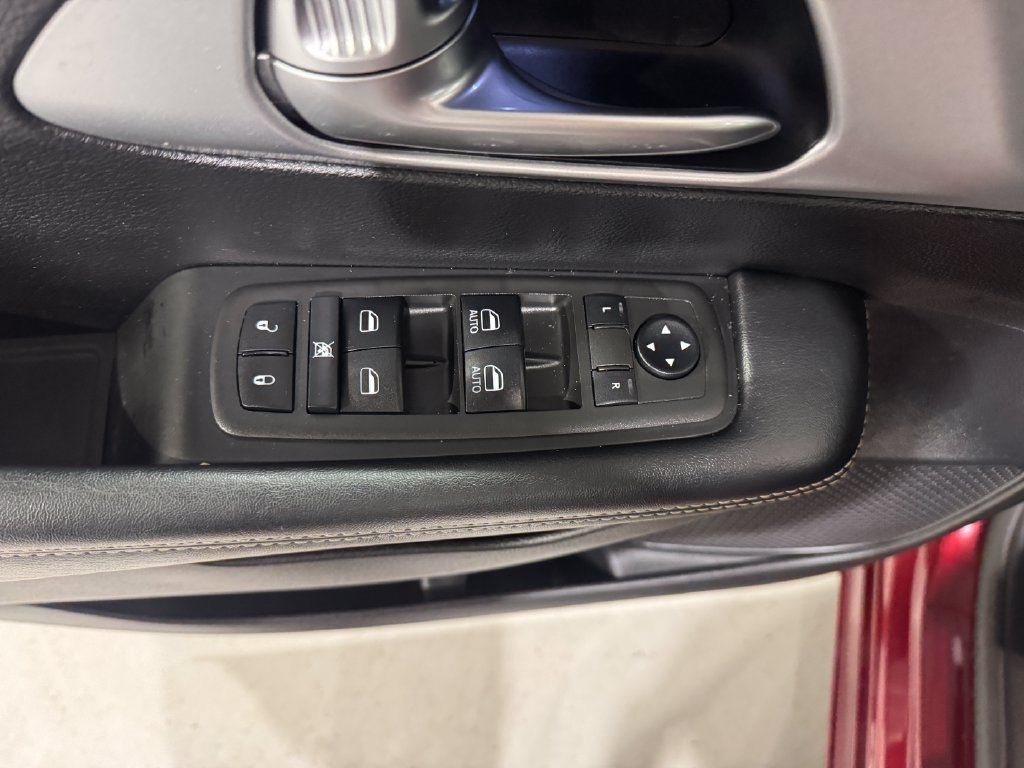 Used 2021 Chrysler Pacifica Touring w/ S Appearance Package FWD image 18