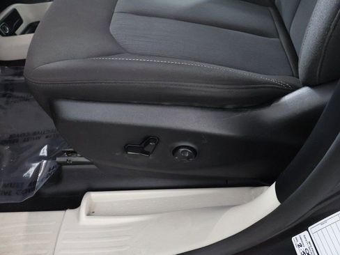 Used 2023 Chrysler Voyager LX image 27