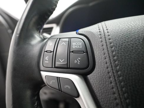 Used 2018 Toyota Highlander XLE AWD/4WD image 19
